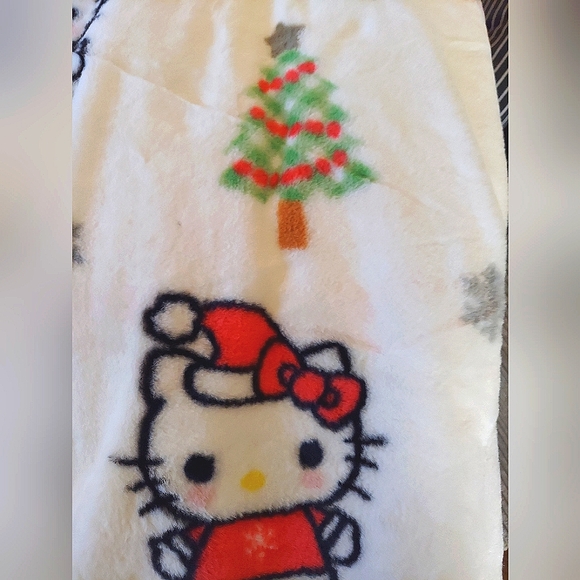 NWT Holiday Hello Kitty Faux Fur Plush Throw - Picture 3 of 6